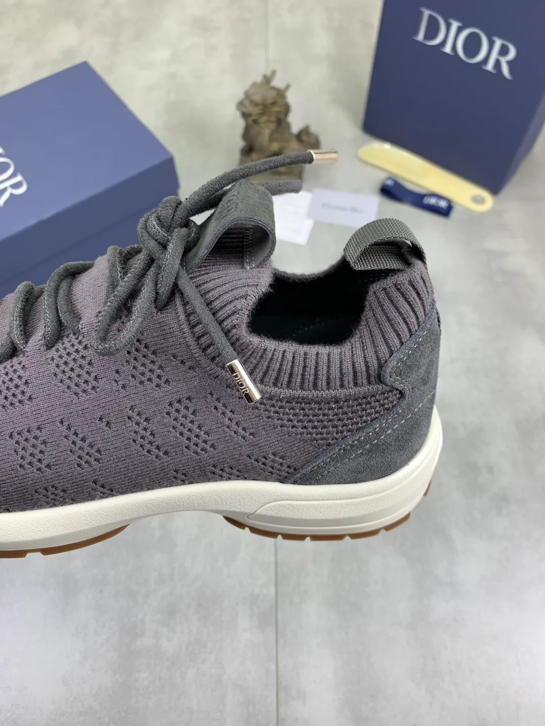 Men's men's shoes P400 new Dior Tech sneakers 2026 early spring series new products, with fashionable details, highlighting retro aesthetics. The fly-knit upper is spliced ​​with the sides of apricot transparent mesh fabric, and the leading edge of the upper window is laminated with high-frequency flat ironing and counter-pressure. The original craftsmanship is beautiful, comfortable and does not fall off. The interior is made of tonal sheep lining, which is soft and comfortable. The heel and tongue are embellished with the Paris logo. The textured TPU soles with the same tonal logo add to the high-end style.  Code number: 38-45 (46 customized)